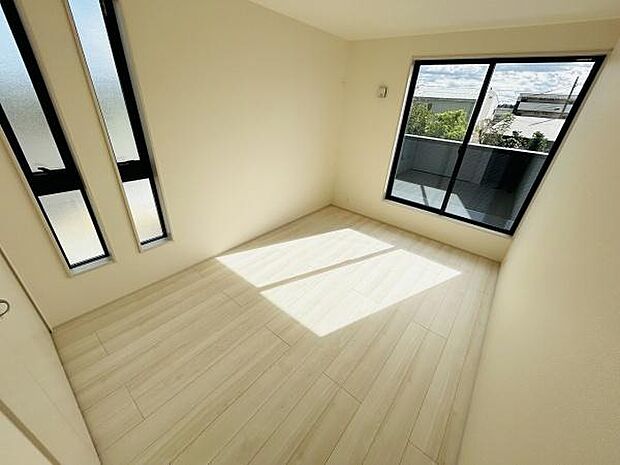 明るい日差しが差し込む開放感のある空間です。二面採光のため室内がとても明るいです。床材の色合いが落ち着いた雰囲気を演出しています。バルコニーに面した大きな窓で風通しも良好です。