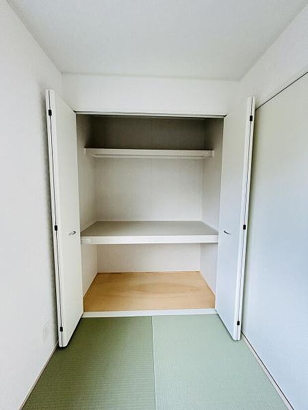 扉付きの収納スペースが備わっています。中には棚とハンガーパイプが設置されています。シンプルなデザインでさまざまな用途に対応しやすい仕様です。収納内のスペースも明るく使い勝手が良いです。