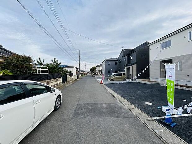 前面道路が広く見通しの良いロケーションです。周辺には整った住宅が並び落ち着いた印象があります。現地は車の出入りもしやすそうな環境が整っています。住まいの新生活を始める方におすすめできる現地写真です。