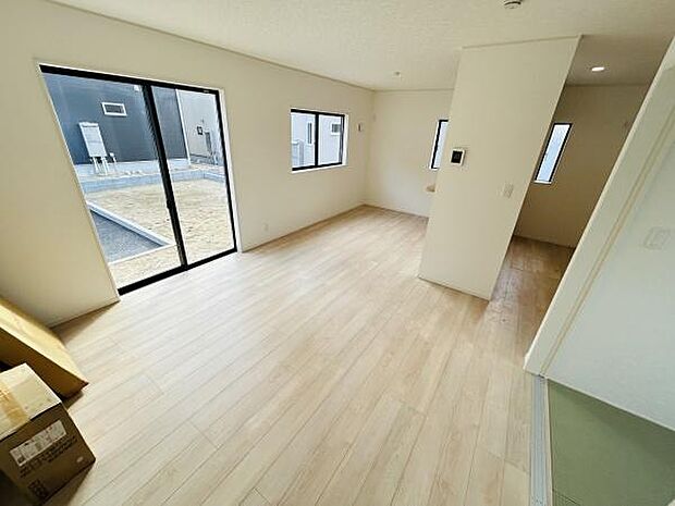 リビングは窓が多く明るい雰囲気が広がります。床はナチュラルな色合いで様々なインテリアと調和しやすい仕様です。開放的な空間設計でゆとりを感じられます。スッキリとした内装です。