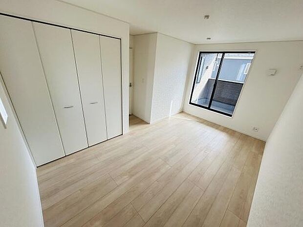 明るい採光が魅力の寝室です。ホワイトを基調とした清潔感のある内装が特徴です。広めのクローゼットが備わっています。窓からの眺望も開放感を感じられます。フローリングが落ち着いた雰囲気を演出します。