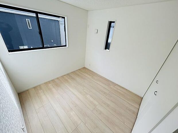 明るい窓から自然光が差し込む子供部屋です。シンプルな内装でお好みに合わせたレイアウトが可能です。収納スペースもありお部屋をすっきりと保てます。床は木目調で落ち着いた雰囲気です。