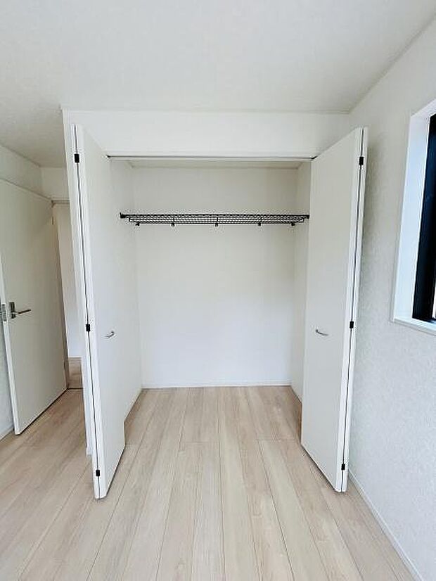 広々とした収納スペースが特徴です。衣類や小物の整理に便利なハンガーパイプ付きです。開口部が大きく出し入れがしやすい設計です。明るいフローリングと調和したシンプルなデザインです。