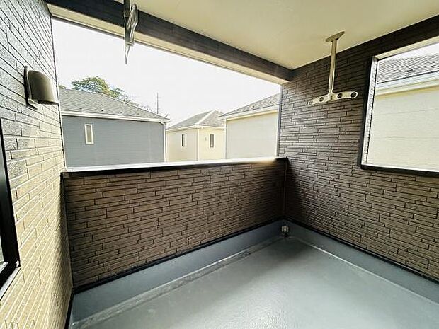 奥行きのあるバルコニーです。屋根付きで天候の影響を受けにくい造りです。壁面のデザインが落ち着いた雰囲気を演出します。コンセント付きで用途が広がります。近隣との距離感も程よく確保されています。
