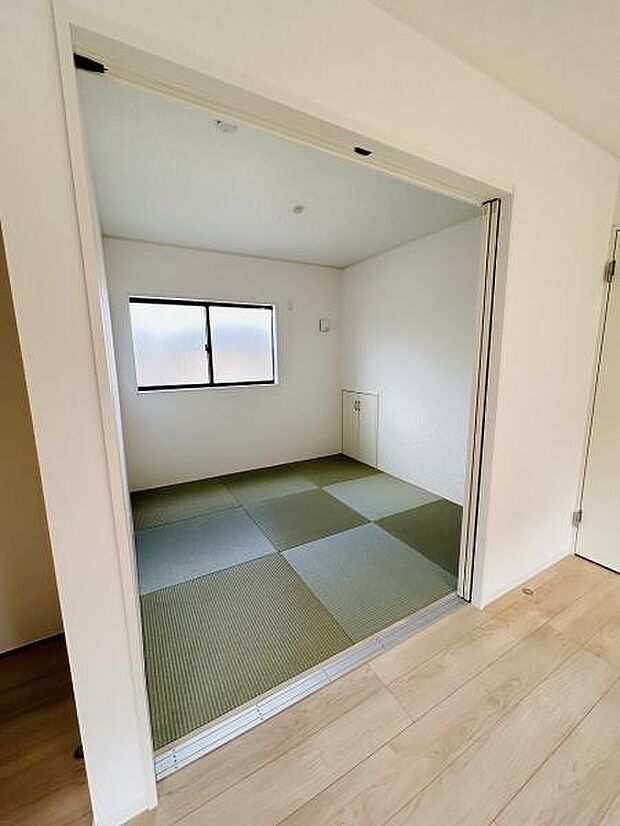 落ち着いた雰囲気の和室スペースです。シンプルな内装と自然光が明るさを演出します。小窓が空間に程よい開放感をもたらします。畳が心地良く生活にアクセントを加えます。引き戸でリビングとの仕切りも便利です。