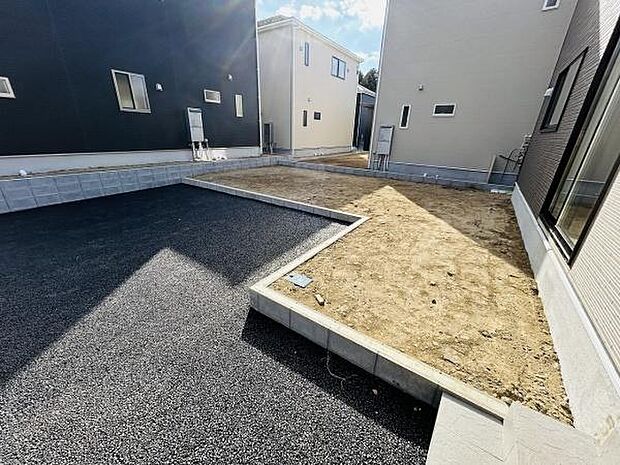 庭のスペースが広く用途に応じて活用しやすい間取りです。シンプルなデザインでメンテナンスも行いやすいです。陽当たりの良い庭なのでさまざまなアレンジが楽しめます。外壁と調和した色合いが印象的です。