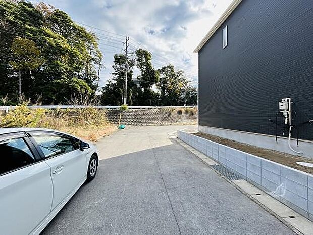 前面道路はゆとりがあり車の出入りもスムーズに行えます。周囲には自然が広がり開放感を感じられる環境です。道路沿いの現地は日当たりも良好で明るさが期待できます。静かな住宅街に位置しています。
