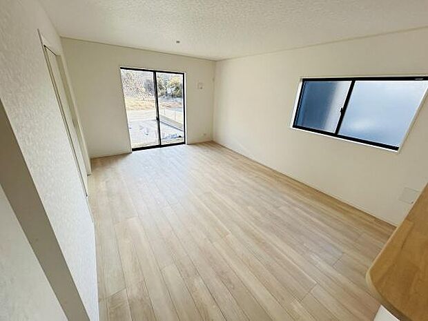 リビングは大きな窓から光がしっかり差し込み明るく感じられます。床はナチュラルな木目調ですっきりとした印象です。壁や天井はシンプルな白を基調としておりどんな家具とも調和しやすいです。