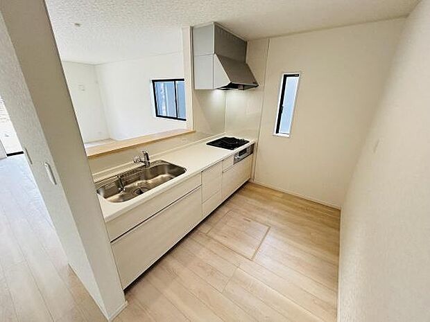 明るく開放感のあるキッチンです。シンプルなデザインでお手入れもしやすい仕様となっています。作業スペースが確保されており動線もスムーズです。コンパクトながら必要な設備が整っています。