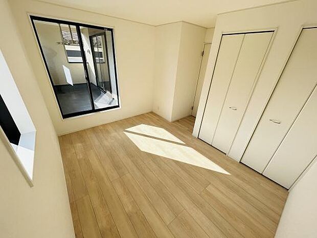 大きな窓から自然光がたっぷり差し込む明るい寝室です。クローゼットが2つあり収納力も十分です。シンプルな内装で家具の配置も自由自在です。バルコニーへのアクセスも便利です。