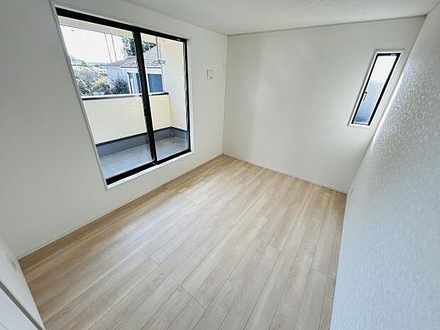 明るい光が差し込む子供部屋です。バルコニーに面した大きな窓が開放感を演出します。ナチュラルなフローリングで清潔感があります。壁面もシンプルでアレンジしやすい空間です。