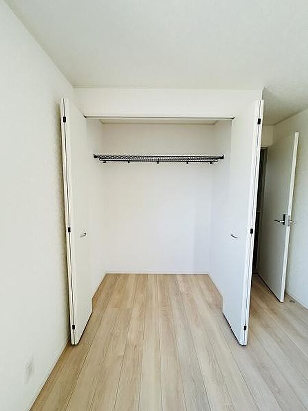 クローゼットは扉が大きく開く設計で出し入れがしやすい仕様です。内部もすっきりとしたデザインとなっております。床までの空間が広く整理整頓もしやすくなっています。