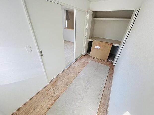 明るい印象の和室です。シンプルな内装でアレンジを楽しめます。収納スペースも備わっており使い勝手に配慮されています。スライドドアで空間を柔軟に活用できます。