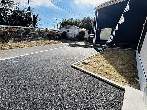 陽当たりの良い庭スペースがあり明るく開放感を感じられます。シンプルな外観とともに整ったアプローチが特徴です。駐車にも便利な広い敷地も魅力の一つです。庭の使い方も多様に楽しめます。