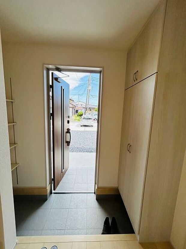 明るい光が差し込む玄関が印象的です。収納スペースが充実しており整理しやすい空間です。すっきりとしたデザインで使いやすさを感じられます。毎日の出入りが快適になりそうです。