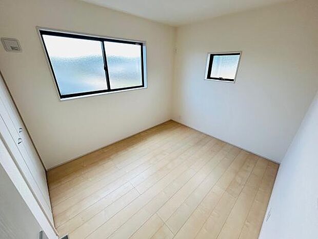 明るい光が差し込む子供部屋です。二面採光となっており日中も快適な空間です。シンプルな内装で幅広いレイアウトが可能です。収納スペースも備わっていますので整理整頓がしやすいです。