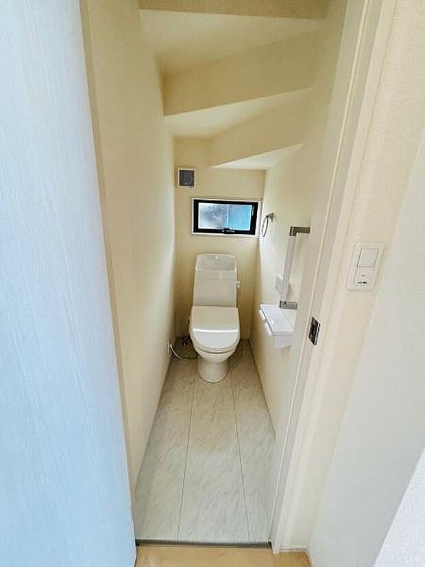明るい空間を確保したトイレです。コンパクトな設計でスペースを有効に活用できます。小窓付きで換気がしやすい点も魅力です。清潔感のある内装です。