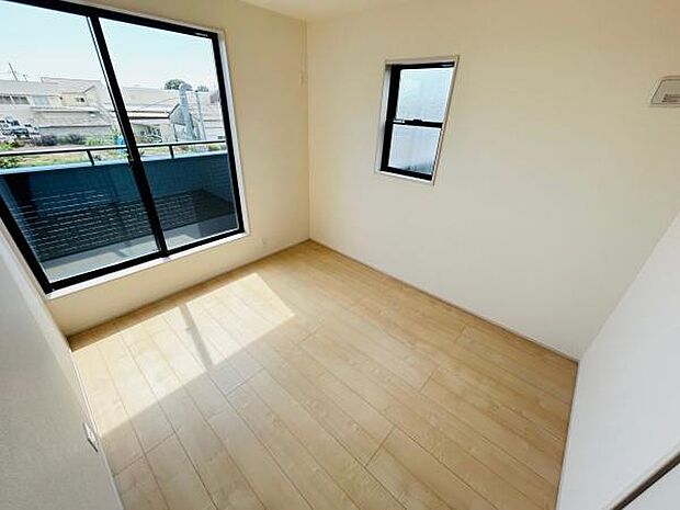 大きな窓から光が差し込み洋室が明るく開放的です。ベージュ系のフローリングで落ち着いた雰囲気があります。壁がシンプルなため好みのインテリアが楽しめます。窓際にはバルコニーも見え通風も良好です。