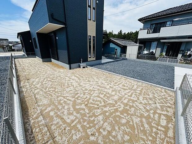 庭は広々とした空間が確保されており使い勝手の良い砂利敷きで手入れも簡単です。フェンスで囲まれているためプライベート空間を保ちやすい点も魅力です。