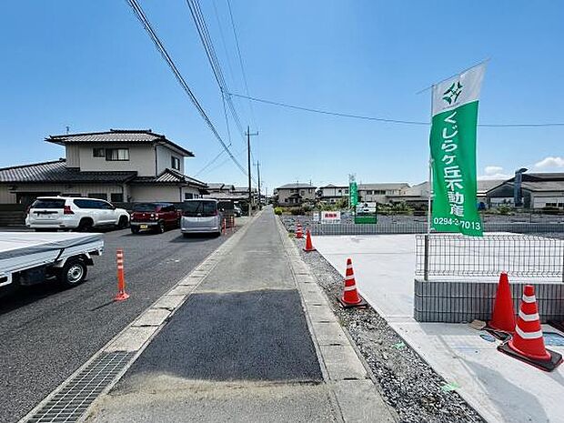 前面道路が広く車の出入りがしやすい印象です。周辺には住宅が並び落ち着いた街並みが広がっています。まっすぐな道路で見通しも良好です。現地の敷地もゆとりを感じられます。清潔感のある環境が目を引きます。