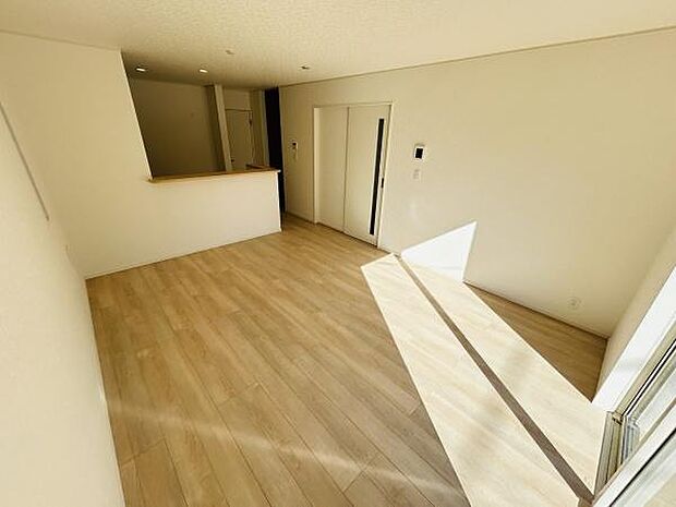 床材のナチュラルな色合いが空間にやわらかさを与えています。開放感がありゆったりとしたリビングです。大きな窓からたっぷりと陽射しが差し込み明るい印象を与えます。