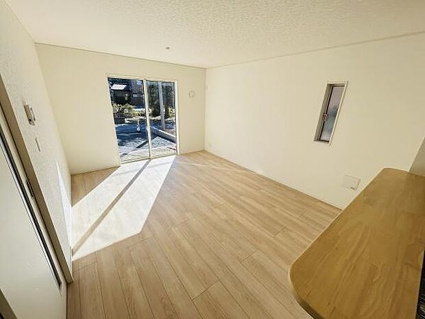 リビングに大きな窓があり室内が明るく開放的な雰囲気です。シンプルな内装なので家具の配置も自由に楽しめます。床は木目が美しくナチュラルな印象を与えます。スッキリとした空間設計で多用途に活用できます。