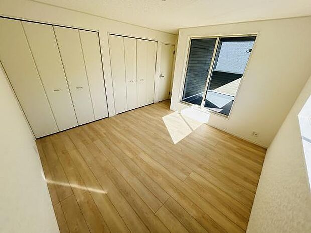 明るい光が差し込む寝室です。ゆったりとした空間が広がっています。収納スペースも充実しており整理整頓に便利です。シンプルな内装でインテリアにも合わせやすいのが特徴です。