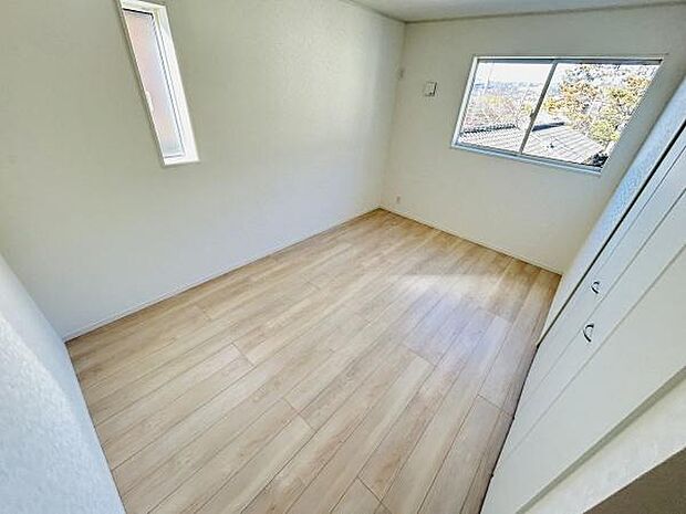 明るい日差しが差し込む子供部屋です。床はナチュラルな色合いのフローリングで清潔感があります。収納スペースも備わっており使い勝手が良い空間となっています。窓からの眺望も楽しめます。