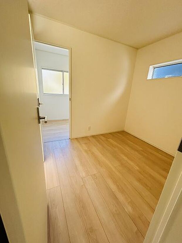 シンプルな造りで使い勝手の良い収納スペースです。床や壁の色合いが明るく清潔感があります。窓から自然光が入りやすく換気もしやすい空間です。無駄のない室内設計が特徴的です。