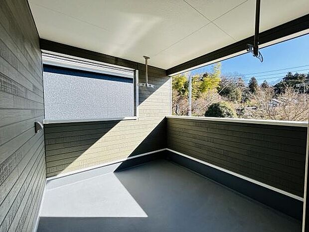 開放感のあるバルコニーは屋根付きで天候を気にせず使えます。周囲の緑が眺められる位置にあり外の景色も楽しめる空間です。シンプルなデザインで手入れもしやすい仕様です。