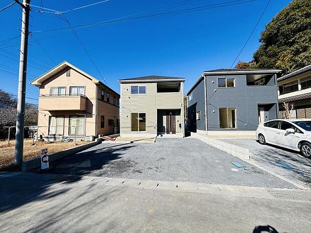 駐車場は広々としたスペースを確保しています。車の出し入れがしやすい配置になっています。舗装もしっかりとされており日常の使い勝手が考えられています。周辺の建物とも調和した外観です。