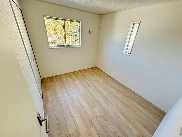 明るい日差しが差し込む洋室です。清潔感のあるフローリングが空間を広く見せています。シンプルな内装でさまざまなレイアウトが楽しめます。窓が2か所あり換気もしやすいです。