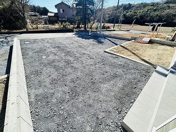 日当たりが良く開放感のある庭スペースです。広々とした敷地は車の駐車や多目的利用に便利です。アプローチもしっかり整備されており使い勝手が良い印象です。周囲に緑が多く落ち着いた雰囲気が魅力です。