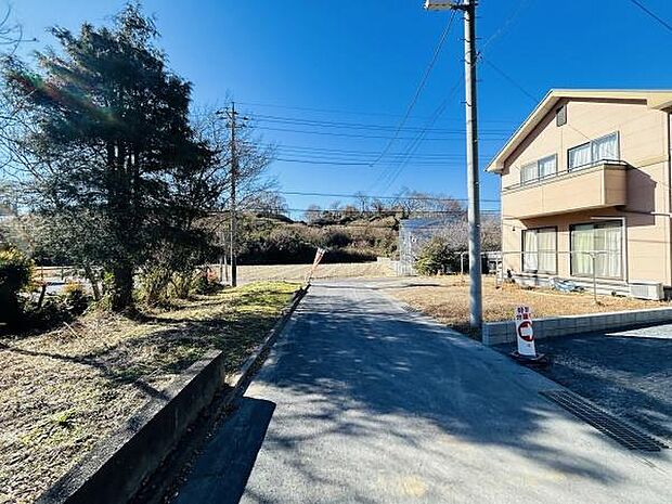前面道路は幅があり車の出入りもしやすい環境です。周辺には自然が多く開放感があります。日当たりが良く物件周囲の景色もすっきりとしています。建物周辺のスペースにも余裕があります。