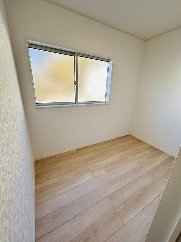 明るい光が差し込むシンプルな空間です。淡い木目調の床が落ち着いた印象を演出しています。壁や天井が白を基調としておりさまざまなインテリアに合わせやすいです。窓があることで換気にも配慮された室内です。