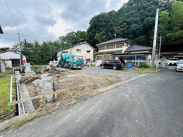 ■地盤調査も実施済み■・建物建築前に地盤調査もしておりますので、安心して永くお住まいいただける住宅です。・しっかりとした土台を造ったうえで、その上に建物が築造されていきます。