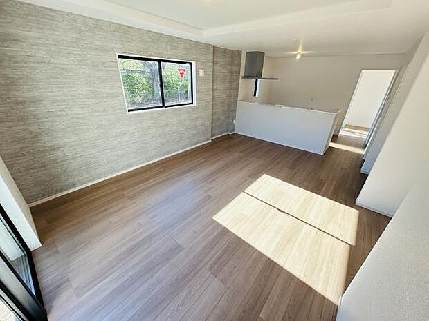 ナチュラルな木目調のフローリングが室内にすっきりとした印象を与えます。大きな窓から明るい光が入り開放感があります。壁のアクセントクロスがさりげないポイントになっています。