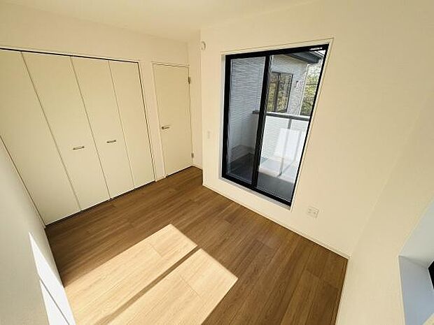 大きな窓から光が差し込む明るい空間です。収納スペースが充実しておりすっきりとした印象です。バルコニーへのアクセスも便利です。シンプルな内装で様々なレイアウトに対応できます。