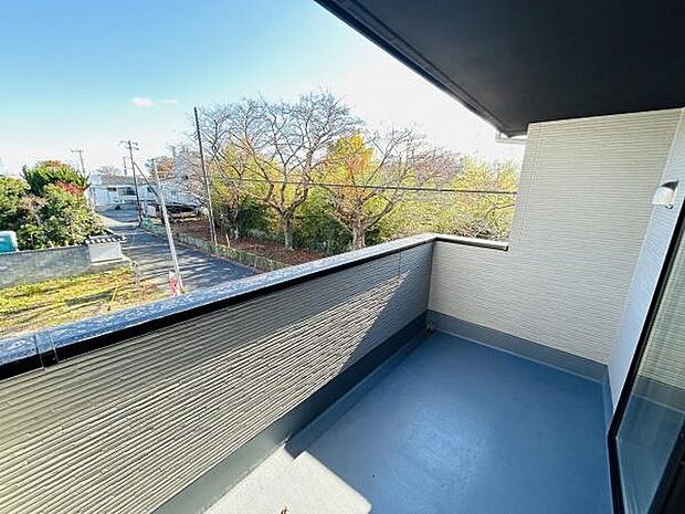開放感のあるバルコニーは季節の移ろいを感じられる眺望が魅力です。奥行きのある設計で使い勝手も良好です。手すり部分はしっかりとした造りとなっています。採光も十分に確保されています。