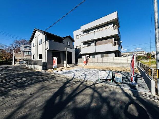 広々とした駐車スペースが魅力の物件です。前面道路も広く車の出し入れがしやすい環境です。周囲には建物が整然と並ぶ落ち着いた雰囲気です。駐車場スペースがしっかり確保されています。