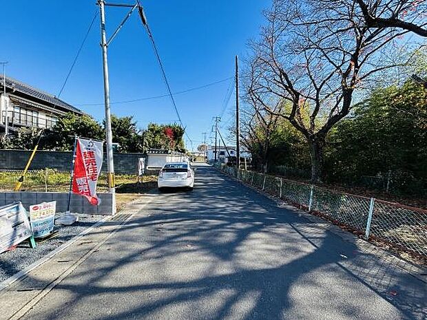 現地前面道路は開放感があり周囲も見通しやすい環境です。道幅もゆとりがあり車の通行もスムーズに感じられます。道路沿いには樹木やフェンスが整備されており静かな住宅街の雰囲気が伝わってきます。