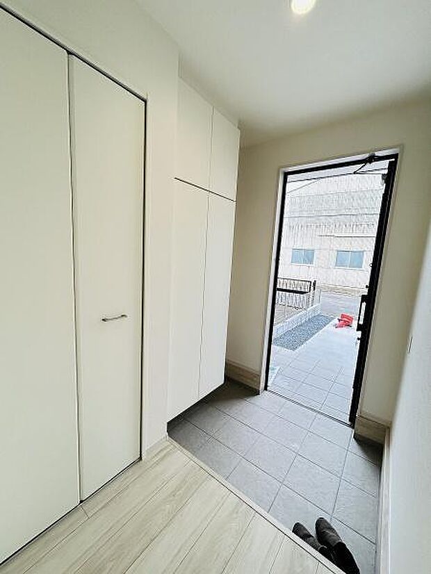 明るく清潔感のある玄関です。収納スペースが豊富で整理整頓しやすい設計となっています。開放感のある空間が魅力です。出入りがしやすく使いやすさを感じます。