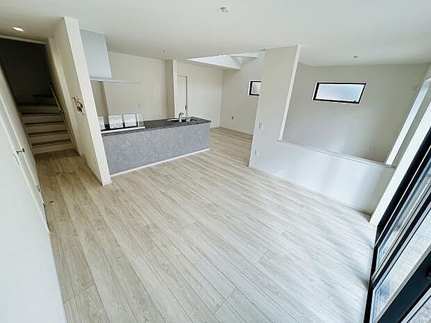 リビングは明るく開放的な空間で床材の色合いが落ち着いた雰囲気を演出しています。キッチンとの一体感があり使いやすいレイアウトです。大きな窓から自然光が入り室内がさらに広く感じられます。