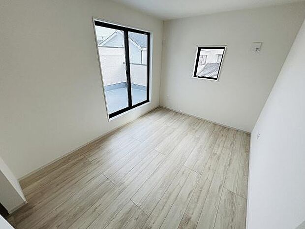 明るい光が入る大きな窓が印象的な寝室です。ナチュラルなフローリングが空間を広く感じさせます。シンプルな内装でお好みに合わせたインテリアが楽しめます。通風も良好です。