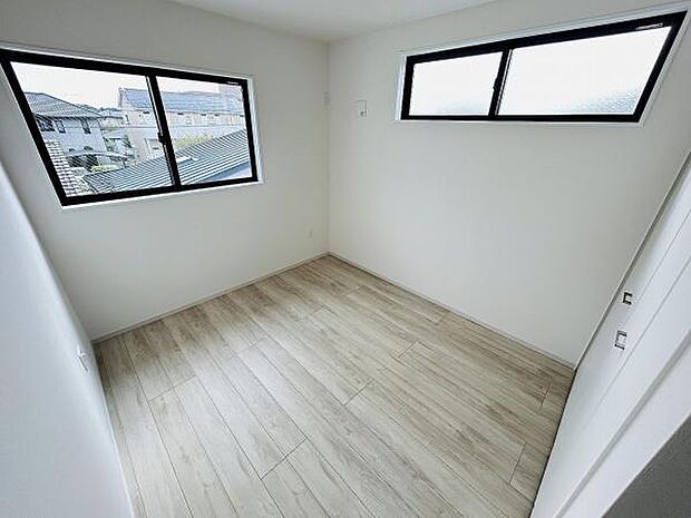 二面採光で室内が明るく感じられます。床の色合いがナチュラルな印象を与えます。シンプルなデザインでインテリアが合わせやすい洋室です。収納スペースも備えられておりすっきりと使えます。
