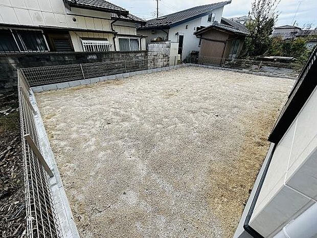 広々とした庭が整っており様々な用途に利用可能です。フェンスで囲まれているため安心感があります。周囲の建物との距離が確保されています。日当たりの良さも魅力です。