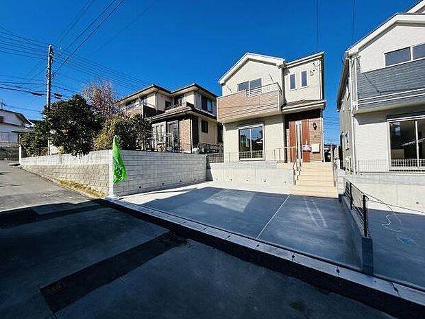 広々とした駐車スペースが魅力的です。コンクリート仕上げでメンテナンスもしやすい設計です。住まいのすぐ前に駐車できる便利な配置となっています。複数台の車も対応できます。使い勝手の良さが際立つ駐車場です。