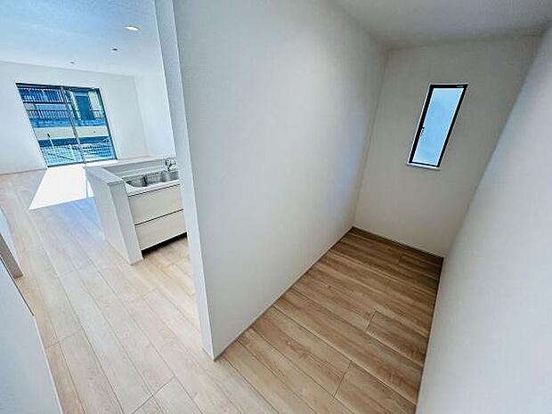 窓があり明るさを感じられる収納スペースです。奥行きがあるのでさまざまな荷物を納めるのに便利です。室内と直結していて使い勝手の良い収納空間となっています。シンプルな内装で整理整頓もしやすいです。