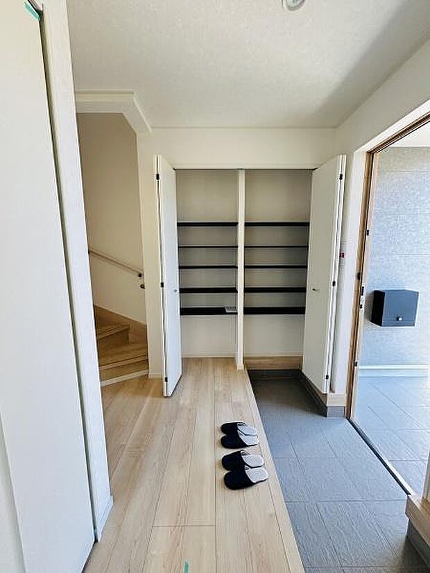 玄関には収納スペースが備わっており靴や小物を整理しやすい設計です。明るい空間が広がりドアを開けると開放感があります。床の切り替えが分かりやすく動線もシンプルです。