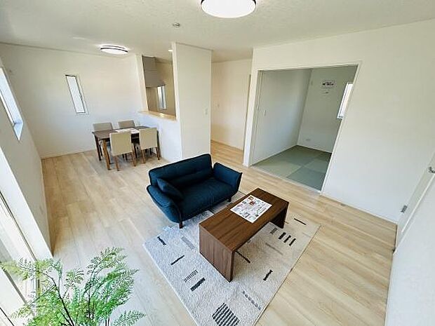 リビングは明るく開放的な空間が広がっています。隣接する和室がアクセントとなっておりレイアウトも工夫されています。床や壁の色合いが柔らかくスッキリとした印象です。